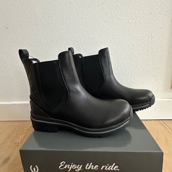 Kerrits Coachella Pull On Waterproof Barn Boot - Picture 6 of 12